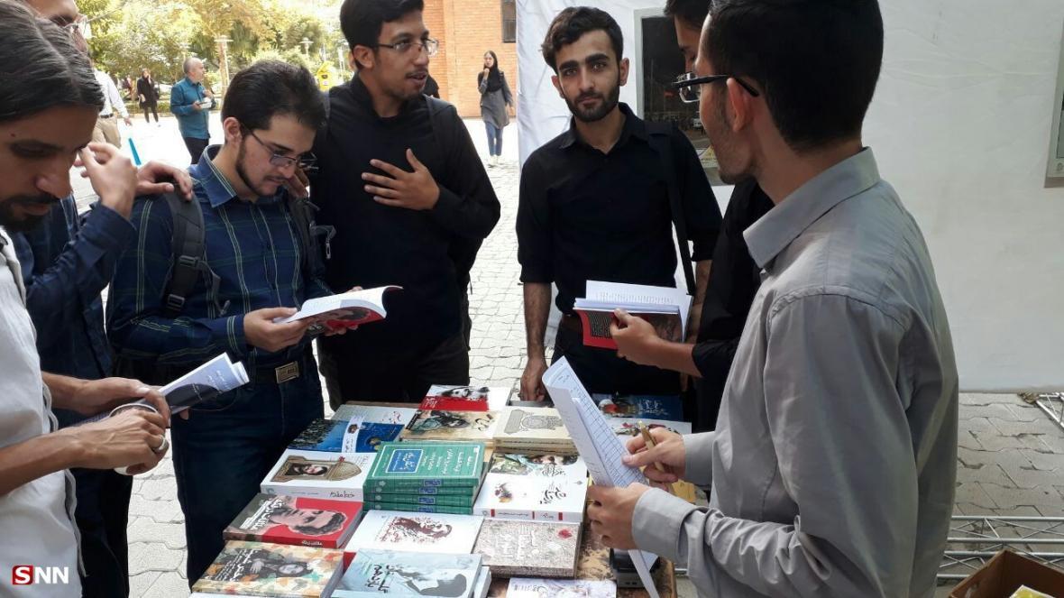 نمایشگاه کتاب با موضوع دفاع مقدس و محرم در دانشگاه شریف شروع به کار کرد