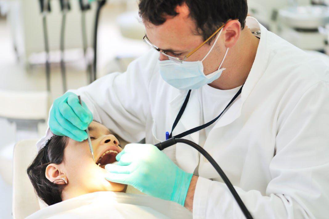 خبرنگاران مراجعه به دندانپزشکی برای موارد زیبایی و غیرضروری ممنوع