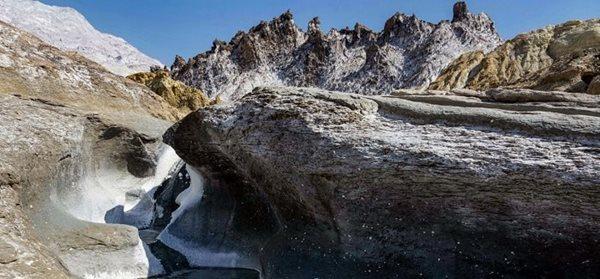 کوه نمکی جاشک یکی از جاذبه های طبیعی ایران به شمار می رود